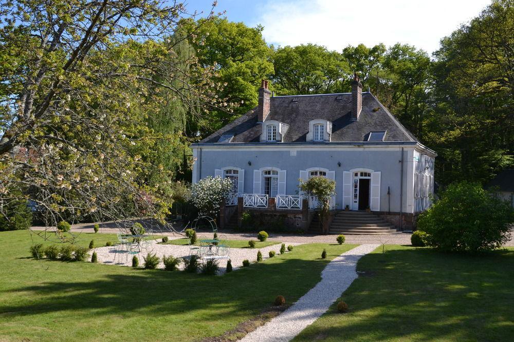 Hotel Les Grands Chenes Saint-Fargeau  Exterior photo
